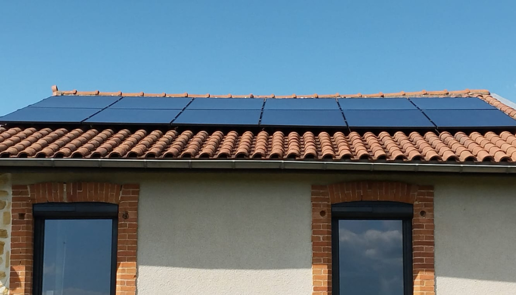Installation de panneau photovoltaïque à Roanne dans la Loire (42) réalisée par électricien qualifié – pose de panneaux solaires pour production d’électricité et autoconsommation