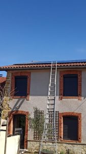 Installation de panneaux photovoltaïques sur une toiture de maison par LEXELEC