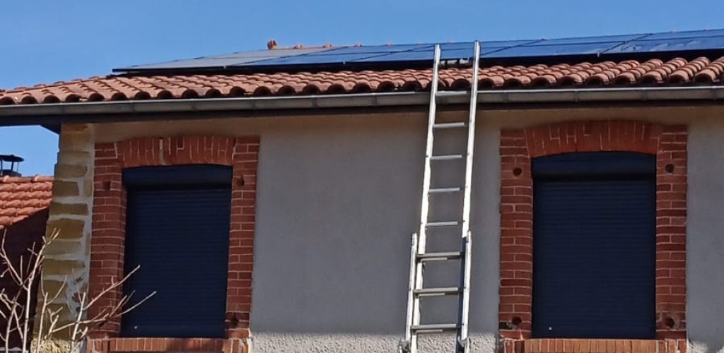 Installation de panneaux photovoltaïques sur une toiture de maison par LEXELEC